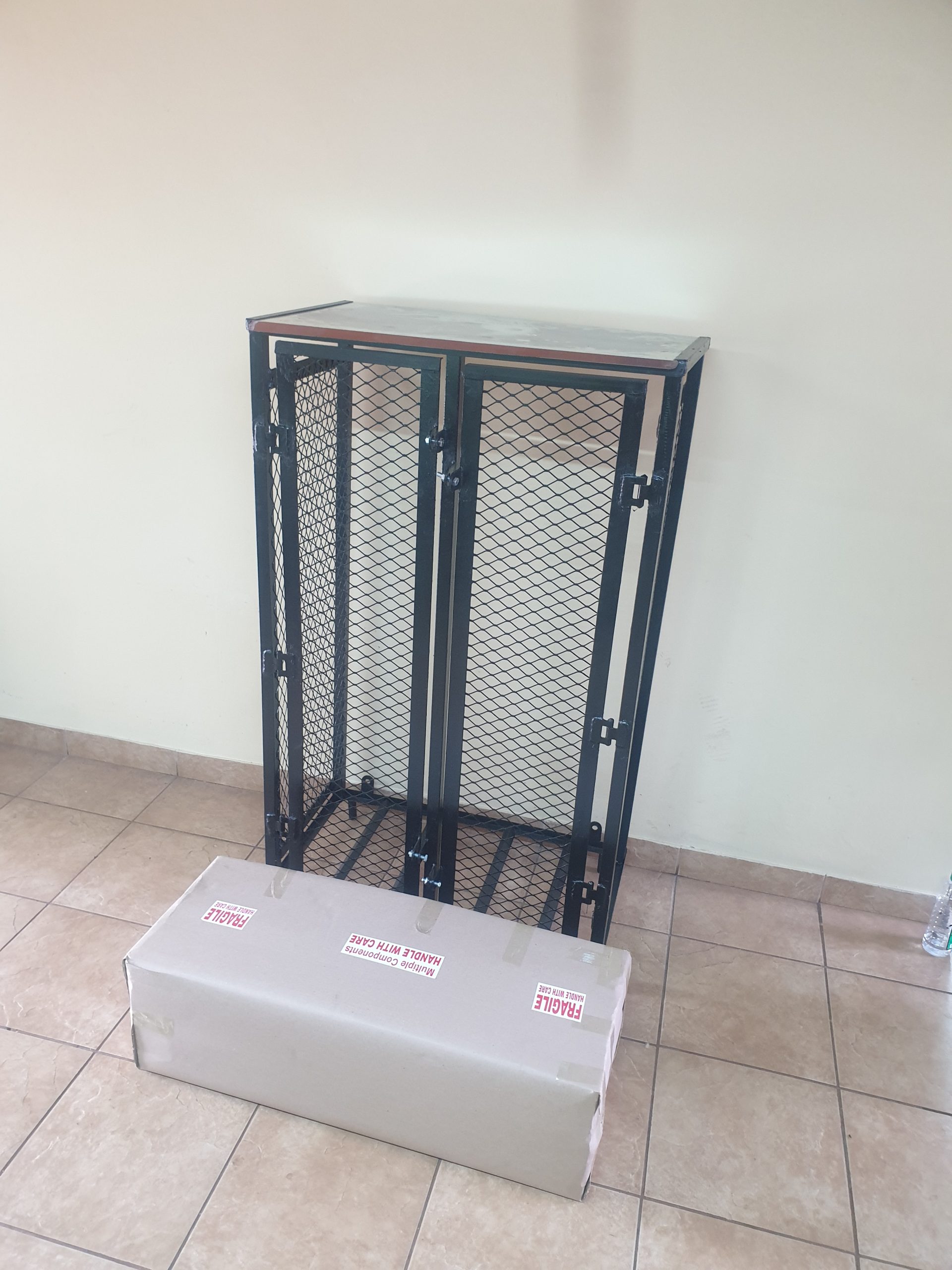 Double 48kg cylinder cage flat pack easy to assemble lockable wall mounted rustproof paint galvanized roof muti directional entrance for piping ships anywhere sturdy bottles off the ground design