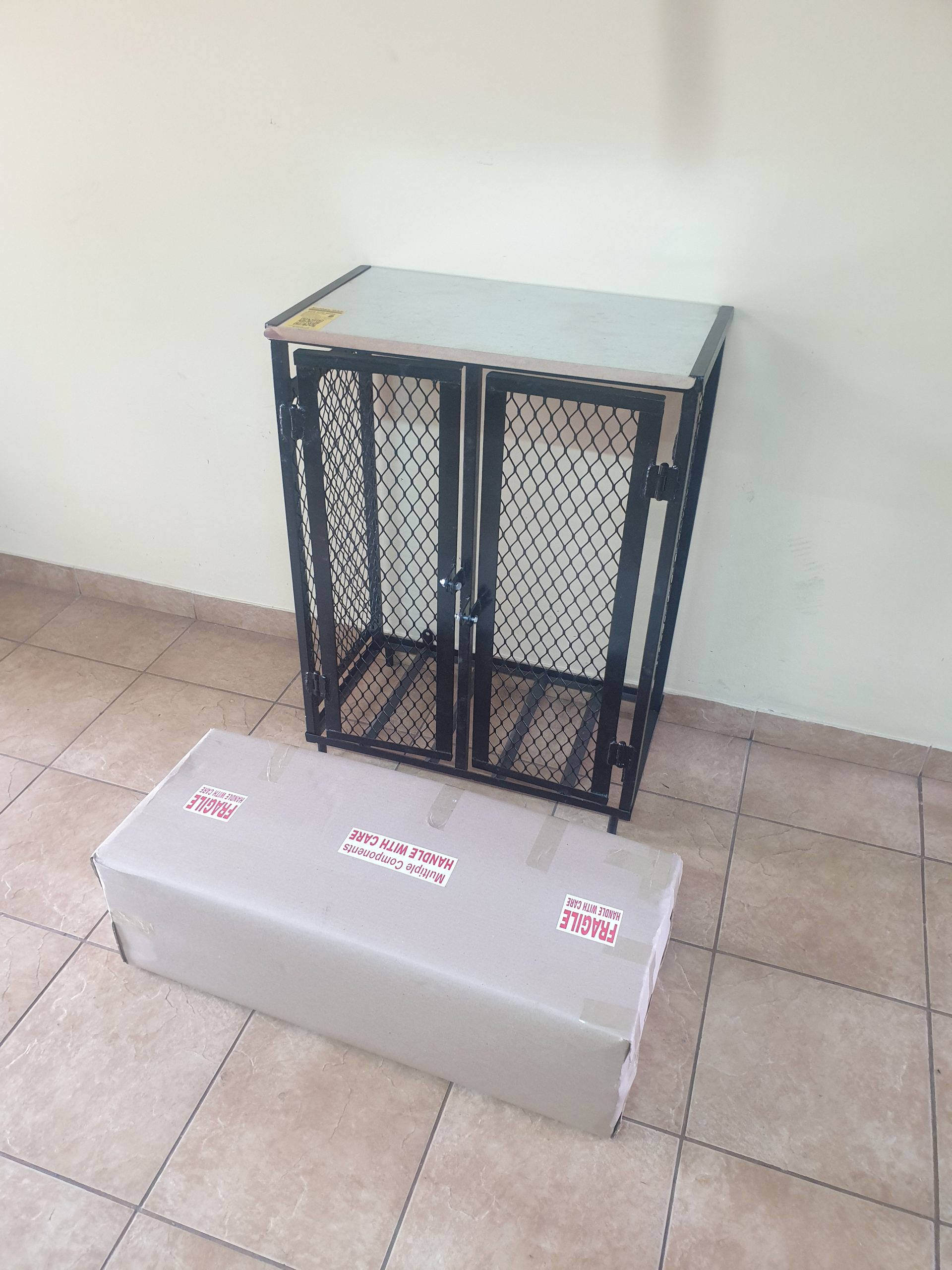 Double 19kg cylinder cage flat pack easy to assemble lockable wall mounted rustproof paint galvanized roof muti directional entrance for piping ships anywhere sturdy bottles off the ground design