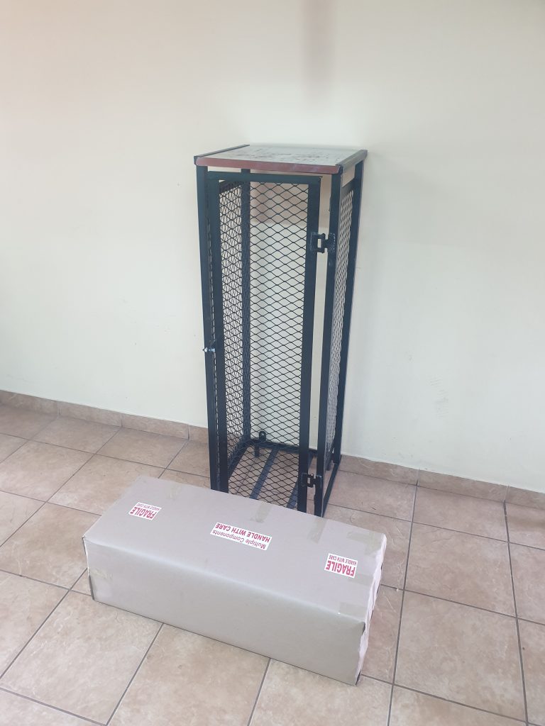 SINGLE~1 Single 48kg cylinder cage flat pack easy to assemble lockable wall mounted rustproof paint galvanized roof muti directional entrance for piping ships anywhere sturdy bottles off the ground design