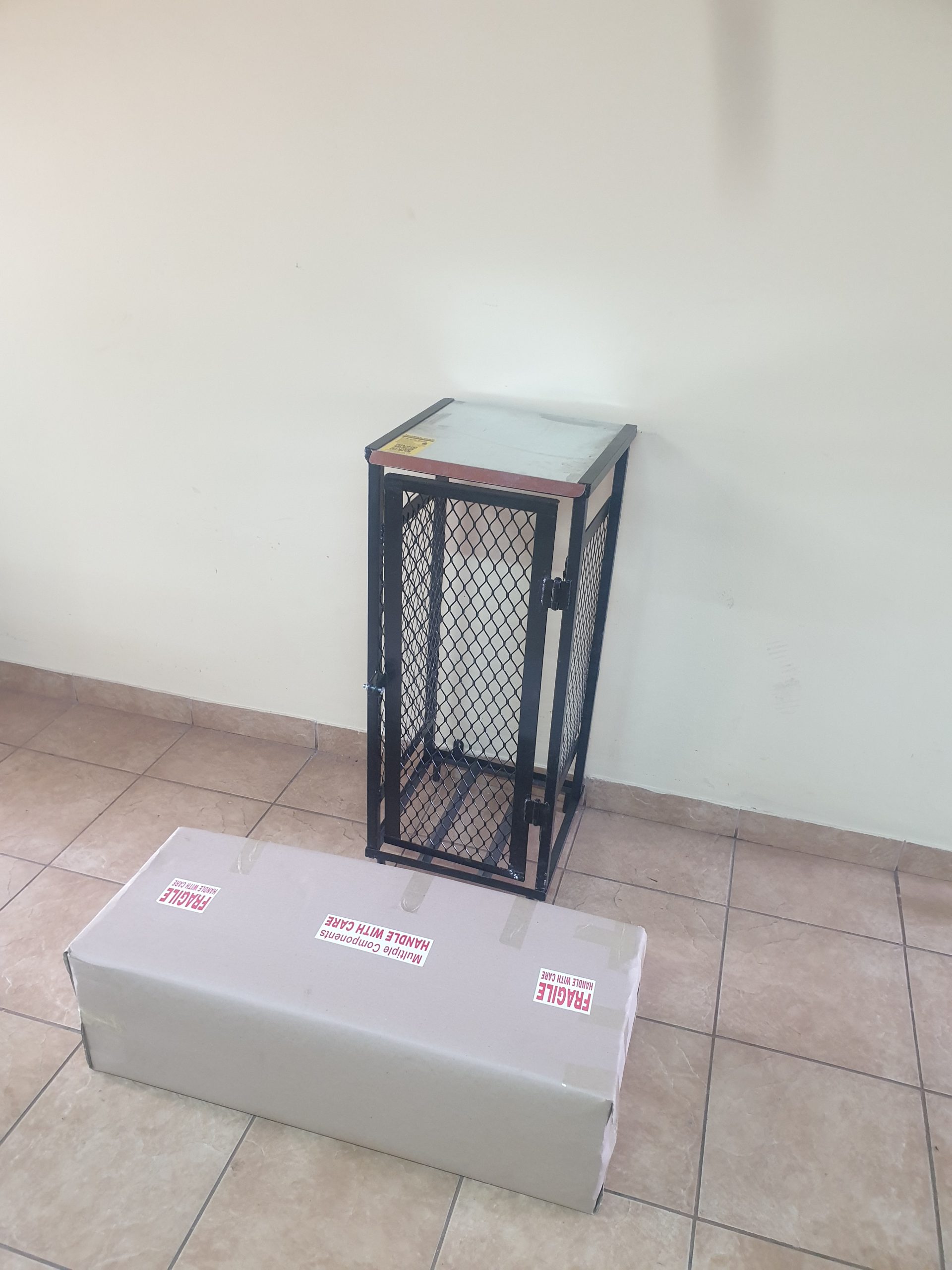 Single 19kg cylinder cage flat pack easy to assemble lockable wall mounted rustproof paint galvanized roof muti directional entrance for piping ships anywhere sturdy bottles off the ground design