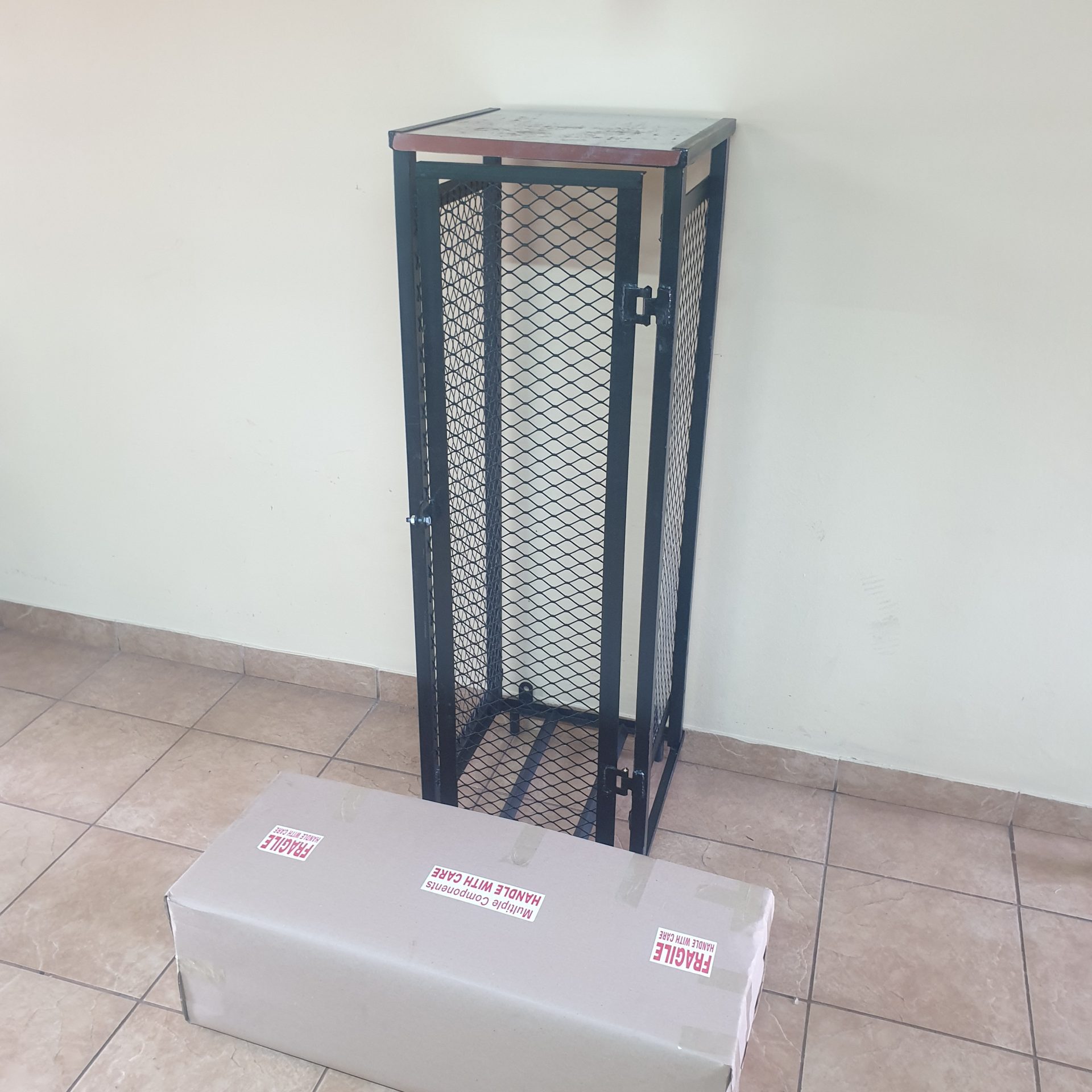 Single 48Kg cylinder cage flat pack easy to assemble lockabel wall mounted rustproof paint galvanized roof muti directional entrance for piping ships anywhere sturdy bottles off the ground design